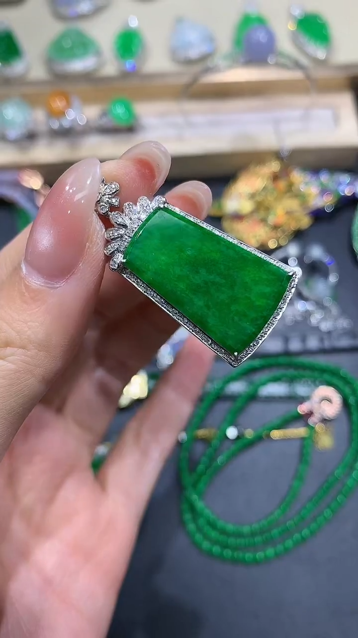 【闪购商品】翡翠吊坠(不含链)18K金镶嵌71团购