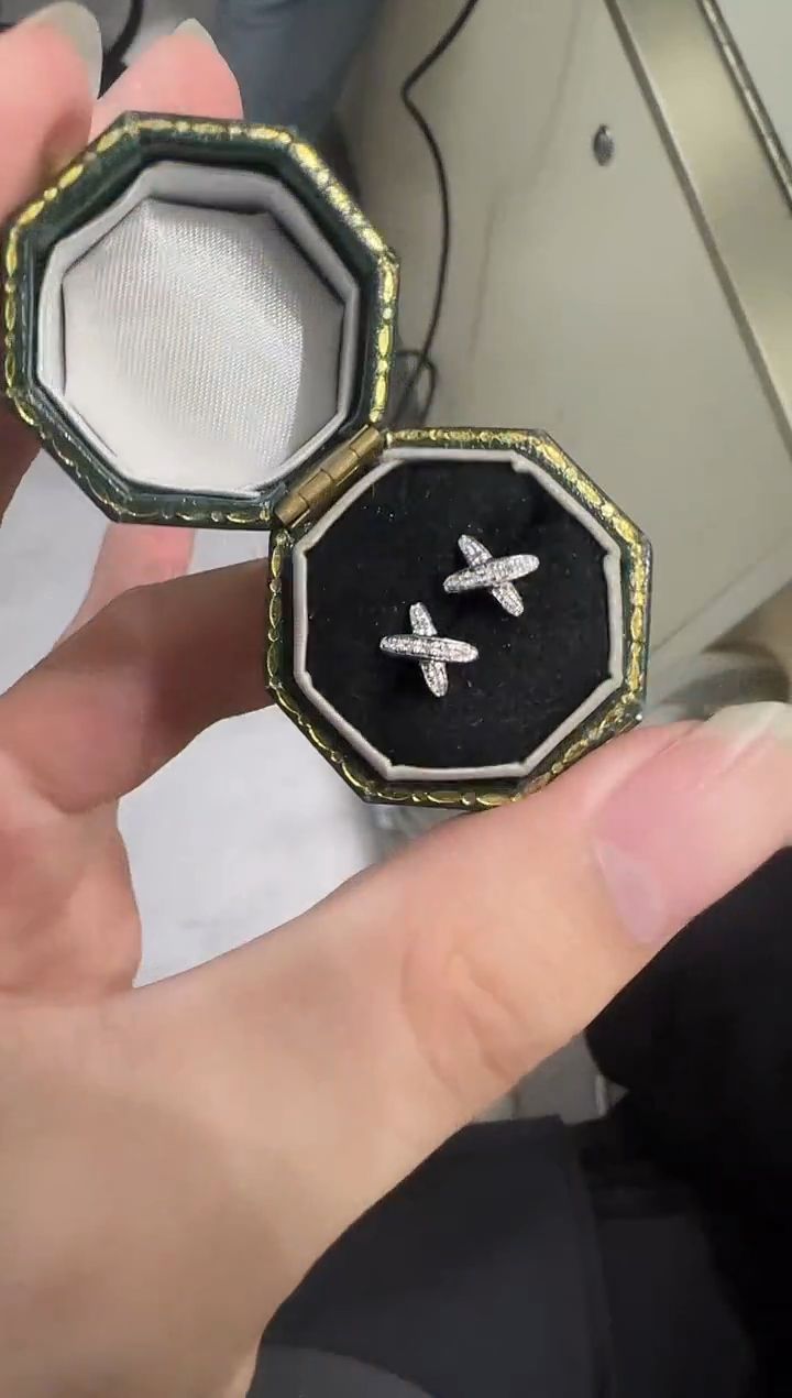 18K金镶嵌耳钉钻石x耳钉