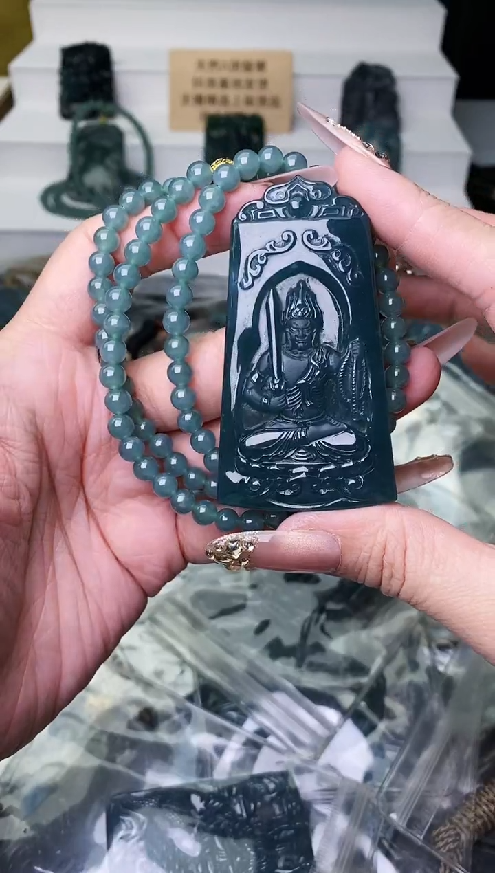 颈饰未镶嵌翡翠 