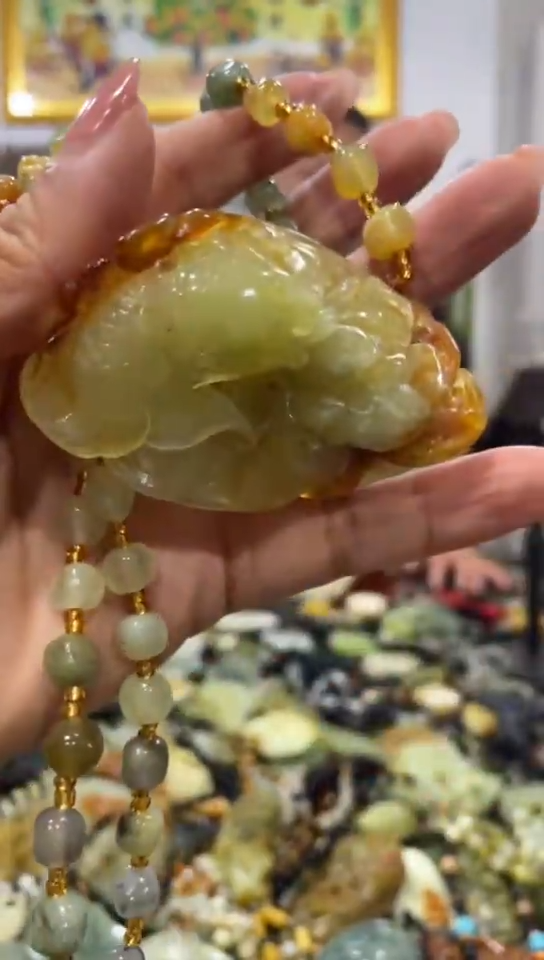 岫玉未镶嵌吊坠 
