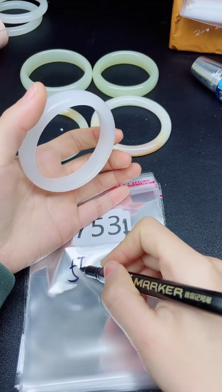 未镶嵌手镯石英质玉753