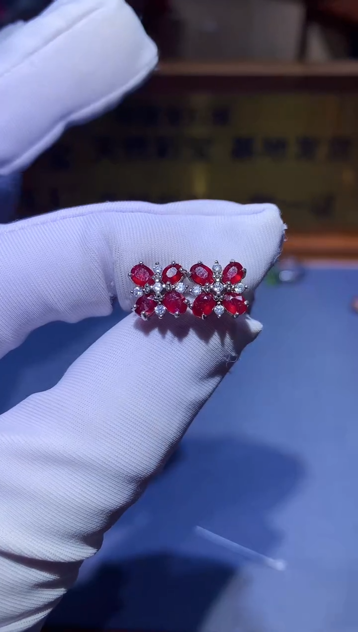 【闪购商品】红宝石耳饰银S925镶嵌........