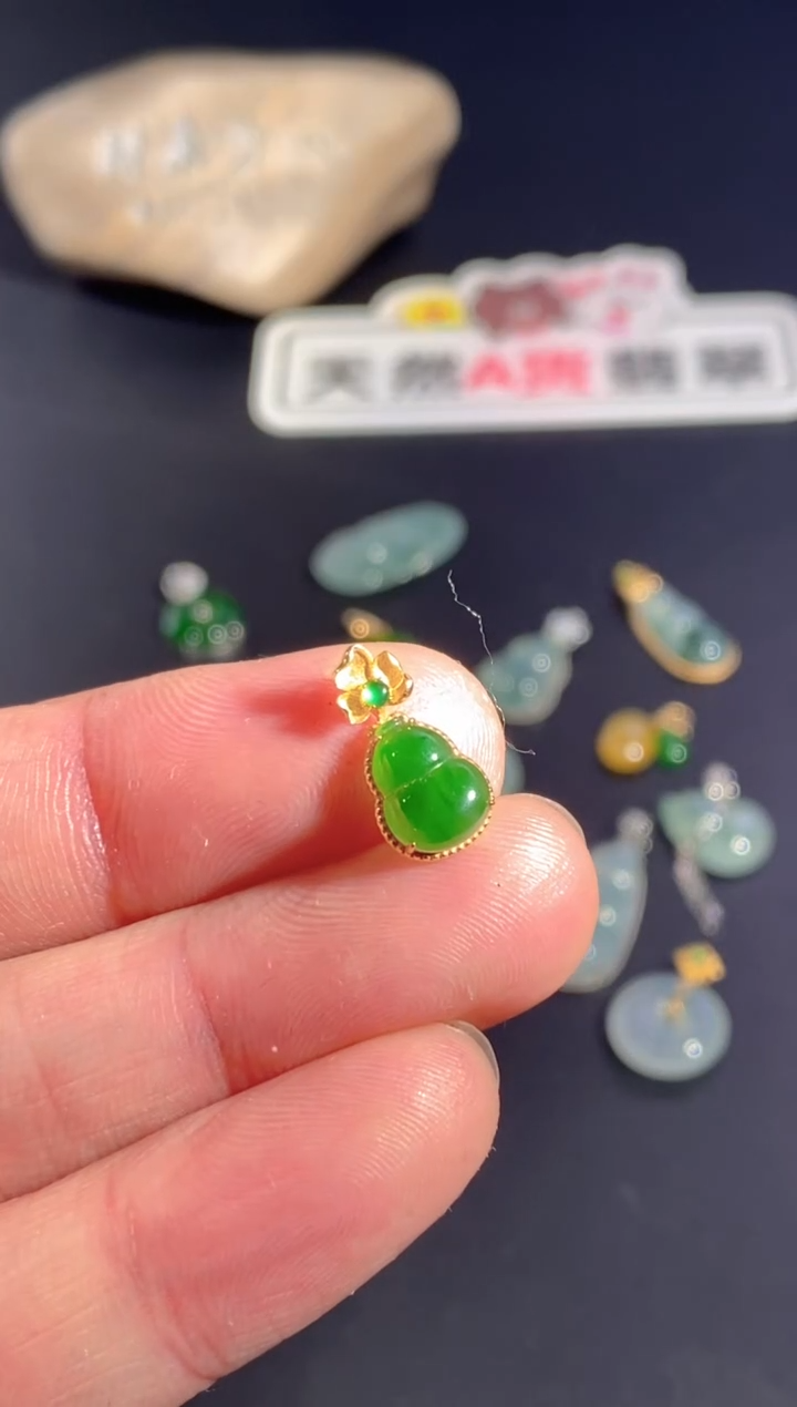 颈饰18K金镶嵌翡翠   
