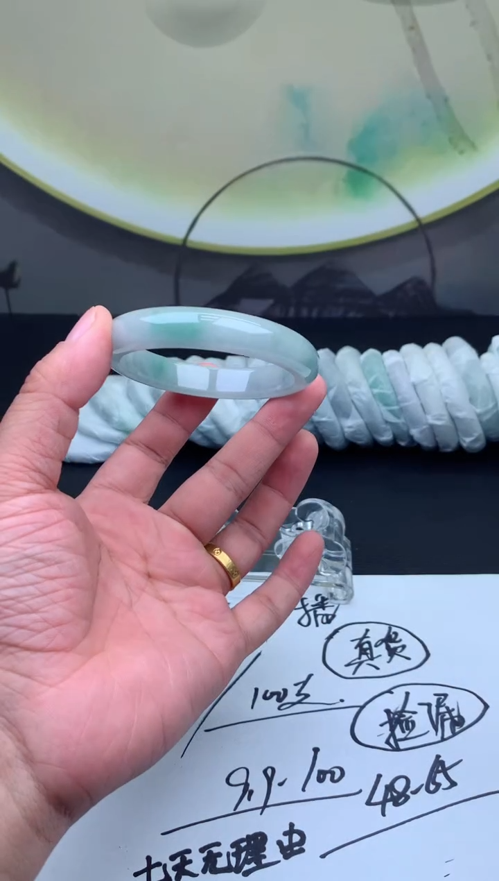 下单就是图片的手镯，放心冲！A102