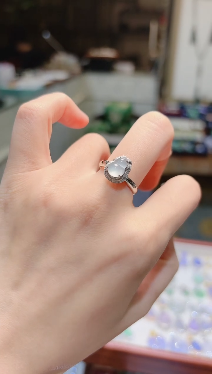 【闪购商品】翡翠戒指18K金镶嵌白冰小葫芦翡翠戒指