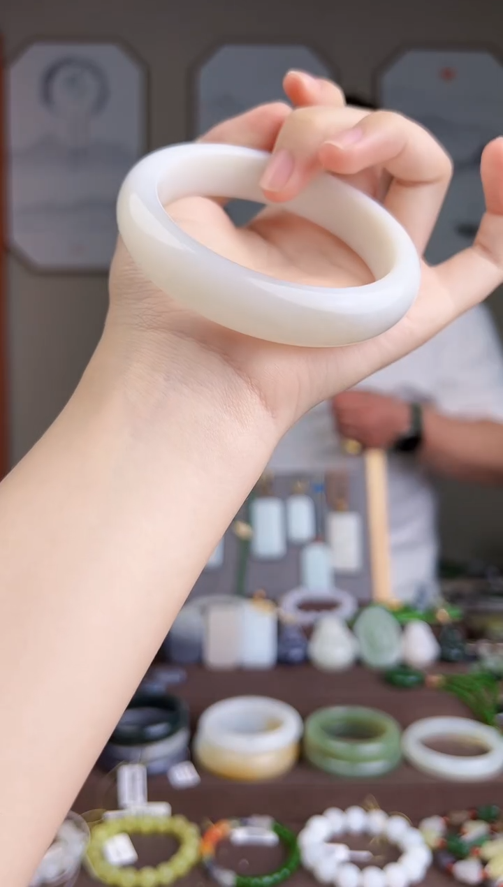 和田玉手镯未镶嵌多样性发货 拍一单发一个52-64