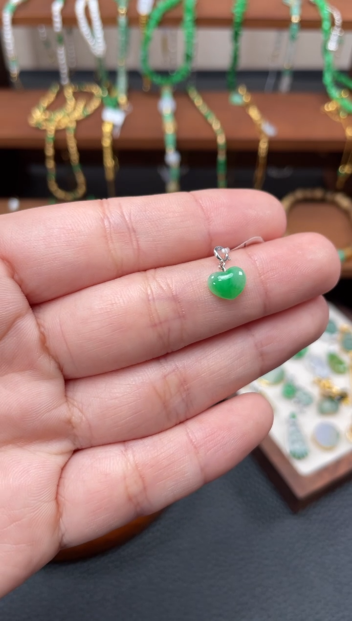 【闪购商品】翡翠吊坠(不含链)18K金镶嵌一个     P128