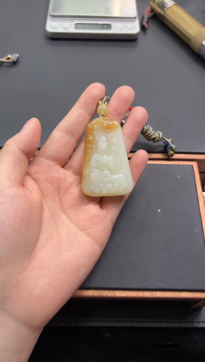 【闪购商品】和田玉吊坠(赠链)未镶嵌且末金山微色差吊坠