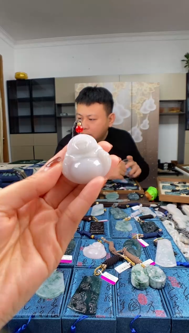 颈饰未镶嵌翡翠  多样性发其一