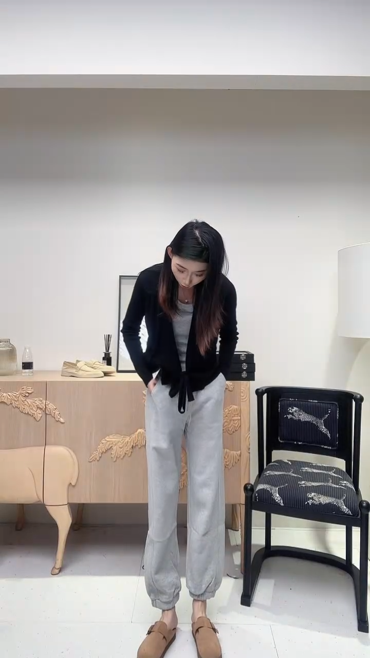 浅灰加绒直筒卫裤