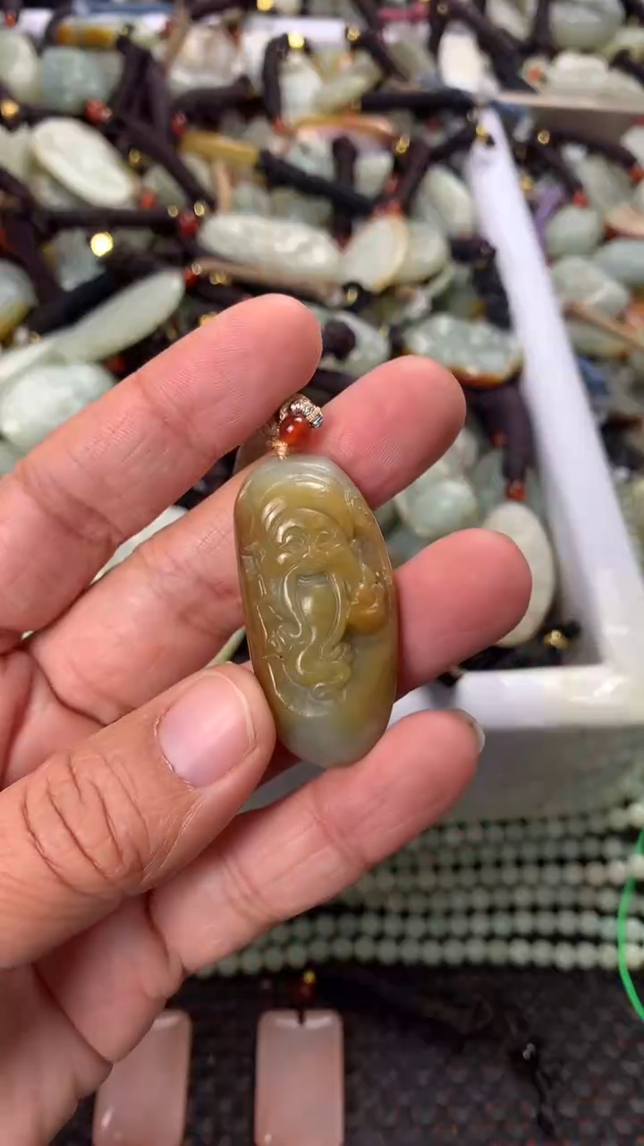 【闪购商品】和田玉颈饰未镶嵌多样性发货没有证书，拍一发一.有瑕