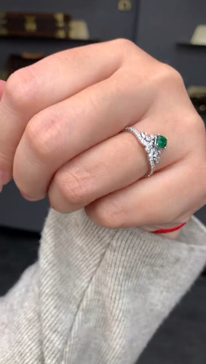 【闪购商品】祖母绿戒指18K金镶嵌30分祖母绿戒指