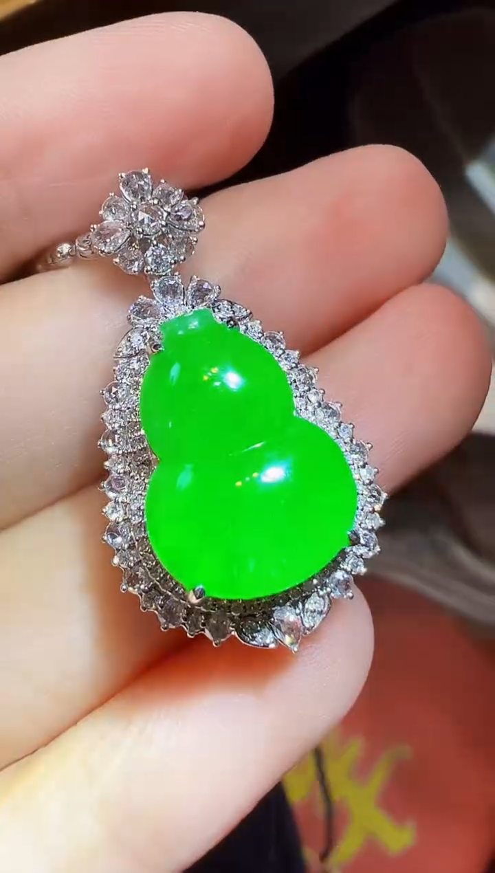颈饰18K金镶嵌翡翠葫芦