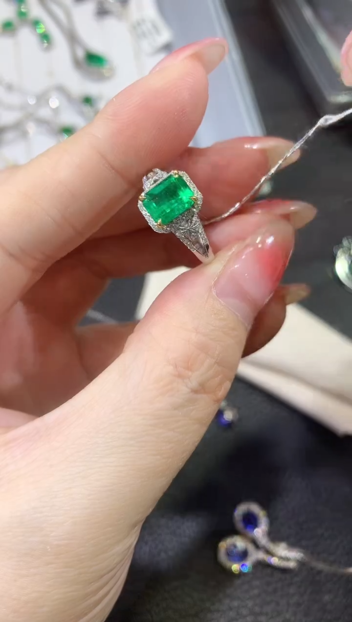 【闪购商品】祖母绿戒指18K金镶嵌W59 