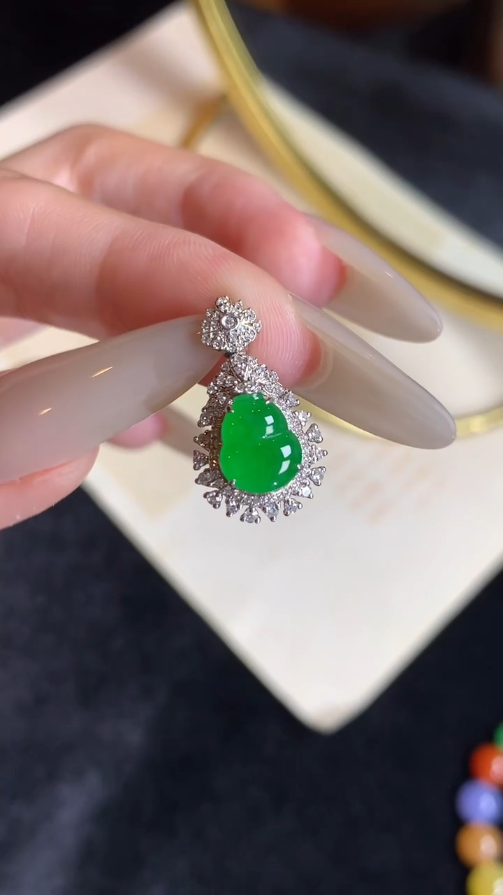 翡翠18K金镶嵌颈饰翡翠葫芦（特价秒杀）