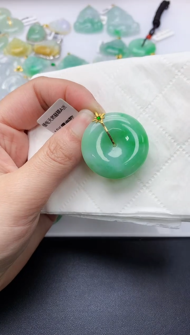 颈饰18K金镶嵌翡翠天然A货