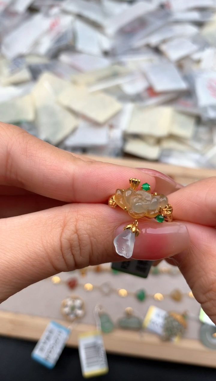 18K金镶嵌挂件翡翠14圈