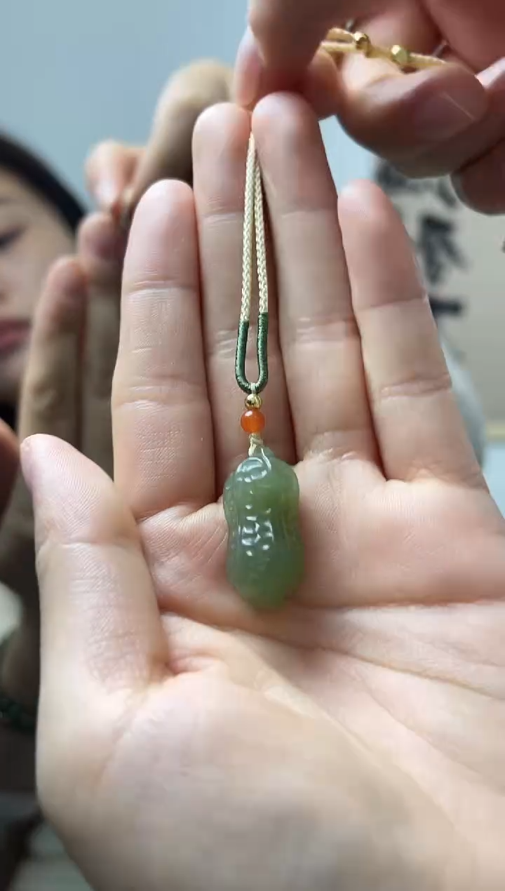 和田玉未镶嵌颈饰花生