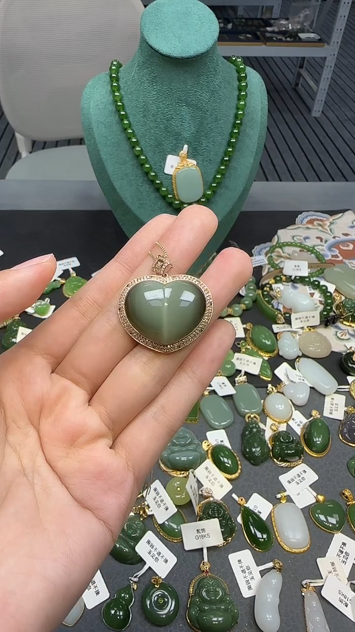 18K金镶嵌和田玉挂件不含链
