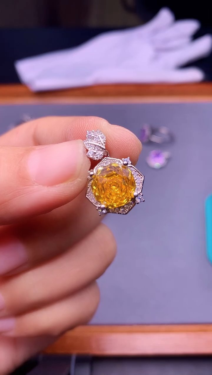 【闪购商品】蓝宝石吊坠(不含链)银S925镶嵌............