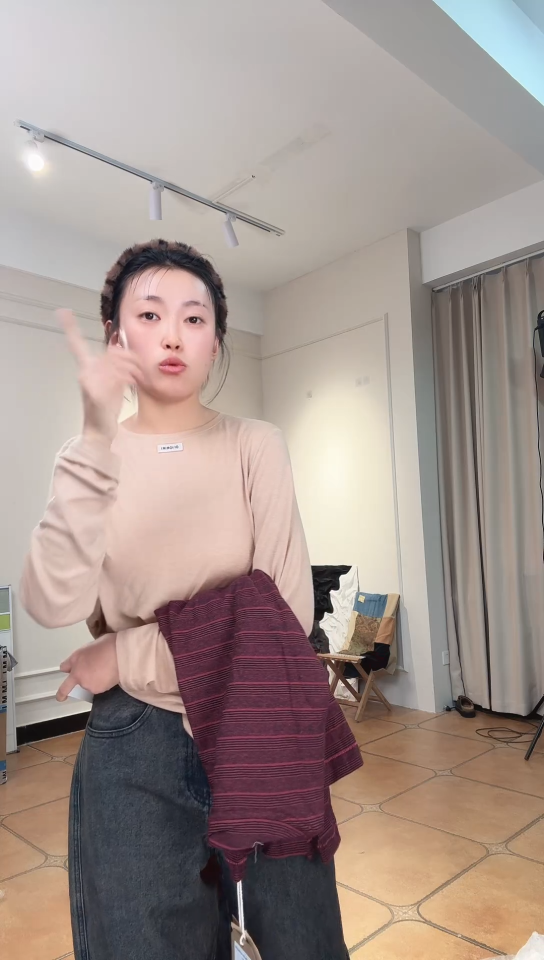 ?**某设计师品牌灰色牛仔裤