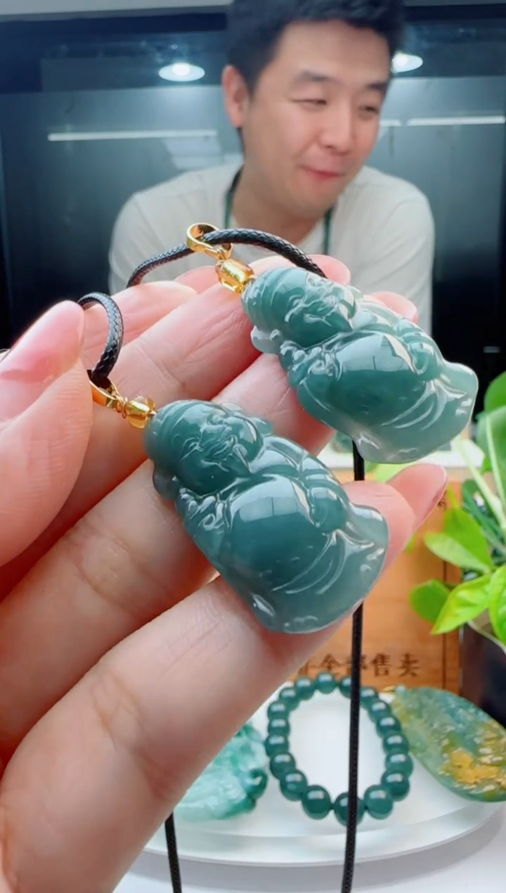 翡翠未镶嵌颈饰多样性发货其中一件