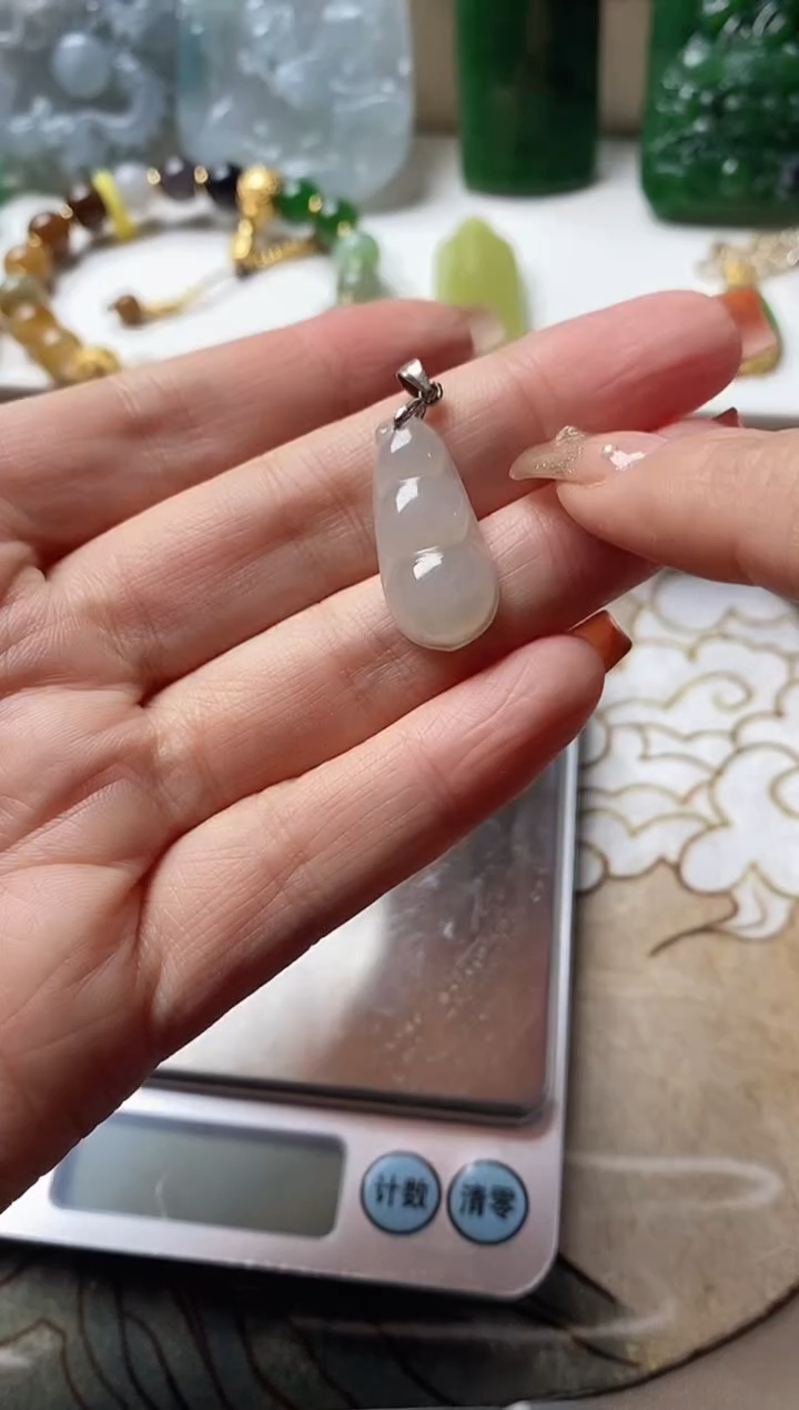 颈饰未镶嵌和田玉吊坠 瑕疵