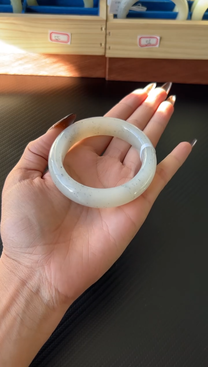 未镶嵌手镯和田玉和田黑山微色差 55+m