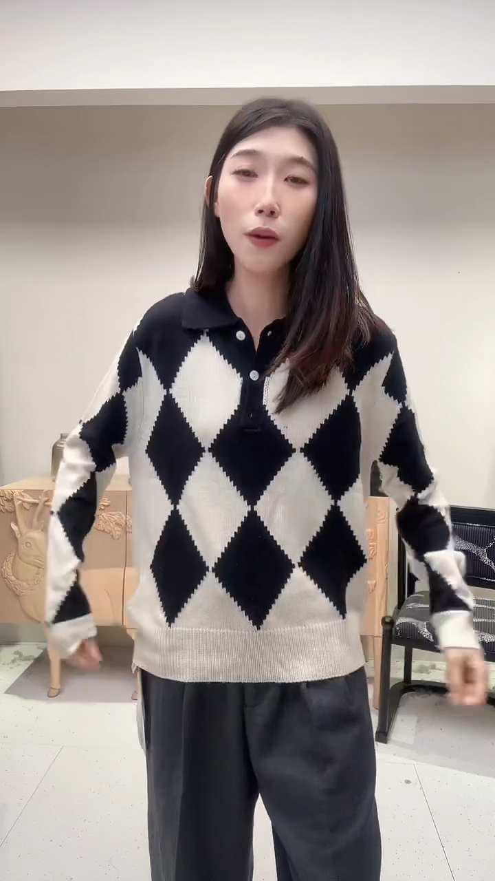黑白菱格Polo领羊毛上衣