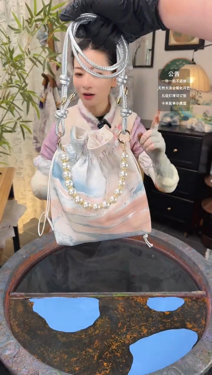 242 蓝粉色 丝绸锦囊包