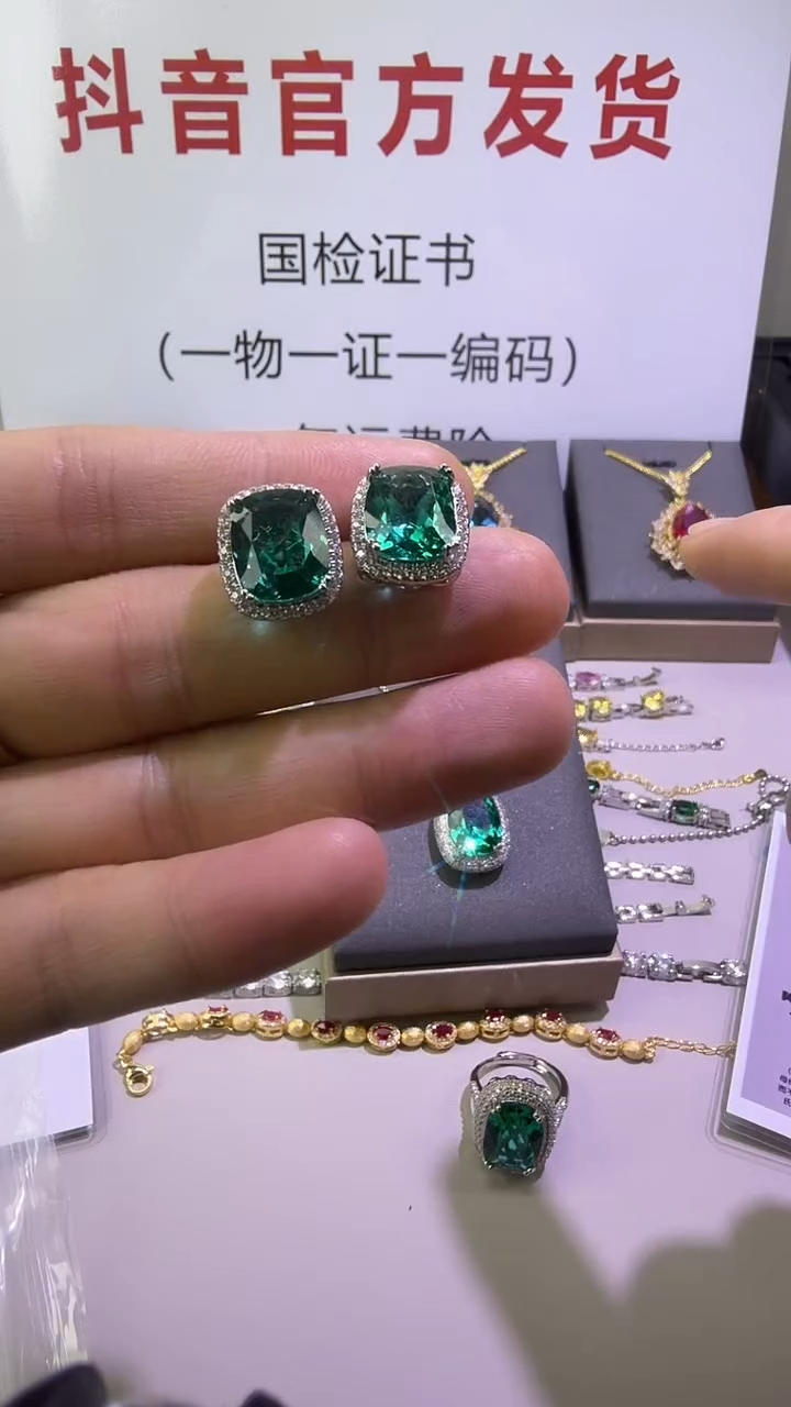 18K金镶嵌耳钉祖母绿206