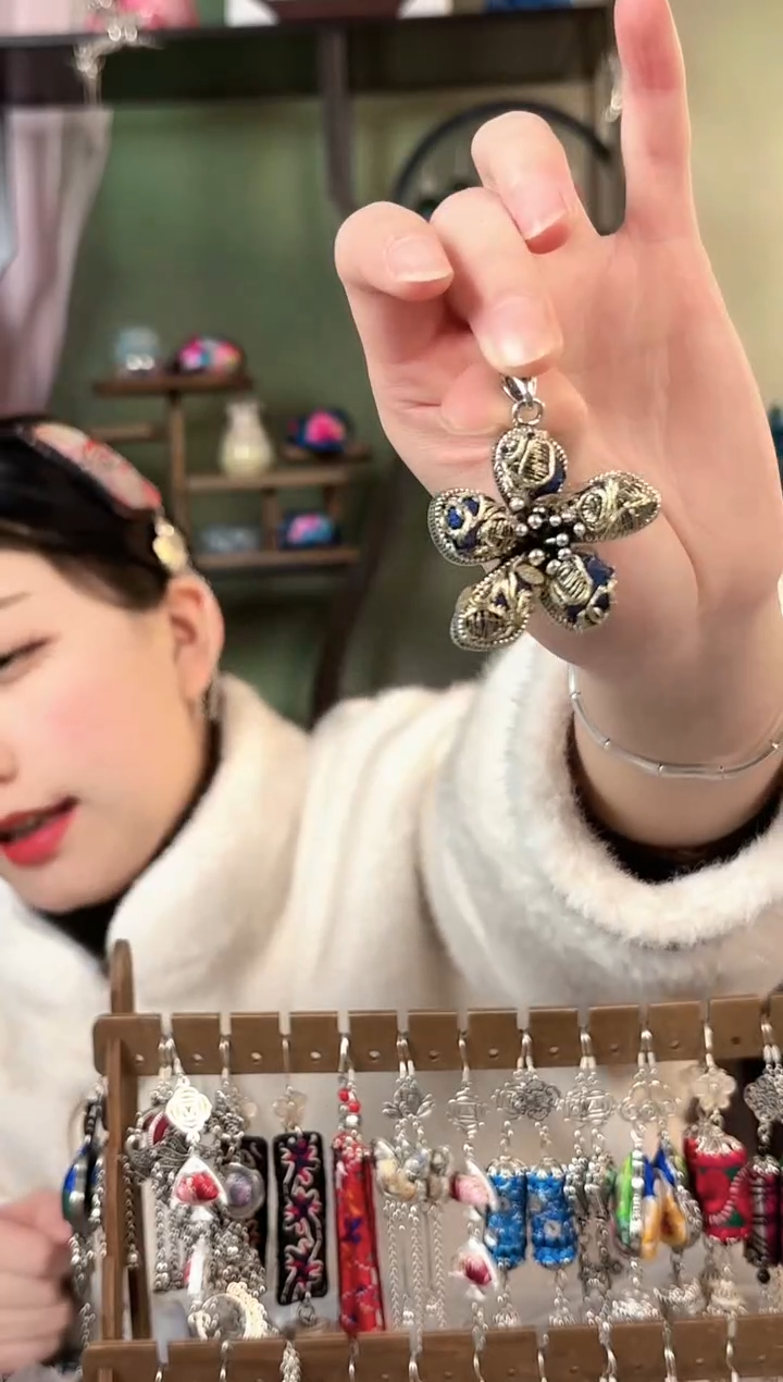 彩云南阁非遗老绣苗银饰品435