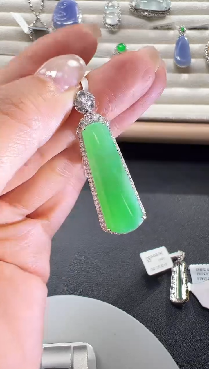 颈饰18K金镶嵌翡翠序号114