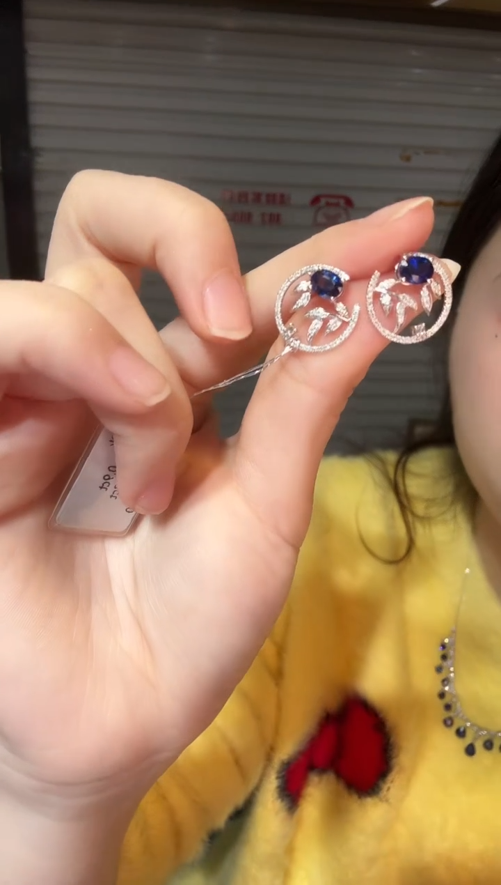 耳饰蓝宝石18K金镶嵌0.90ct