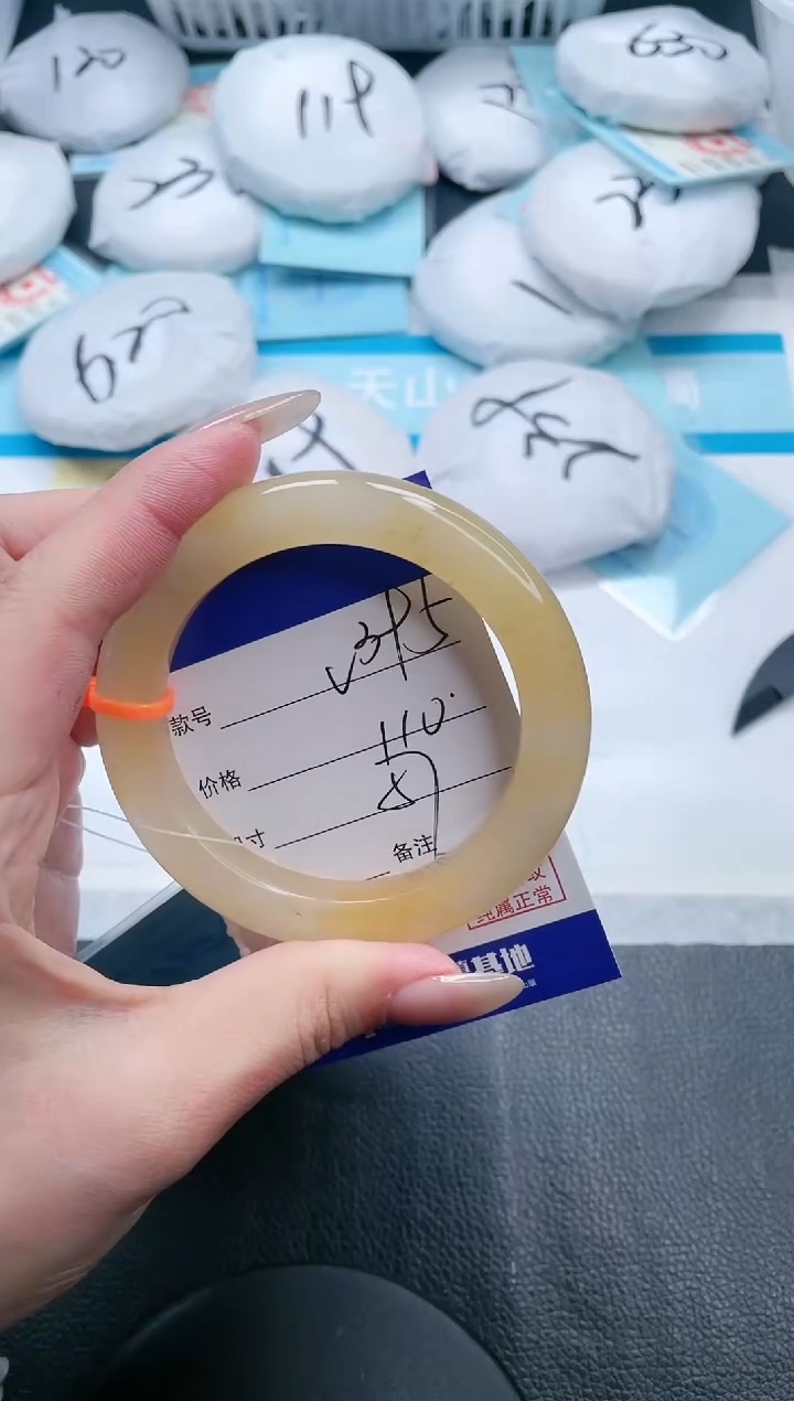 【闪购商品】石英质玉手镯未镶嵌21V395-57