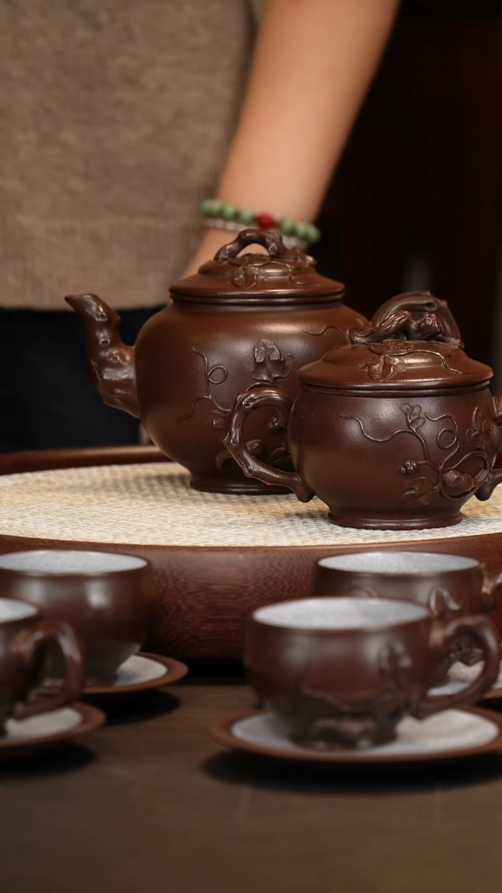 【顾海荣】松鼠葡萄套组 550c+公道杯+单老品鉴证书