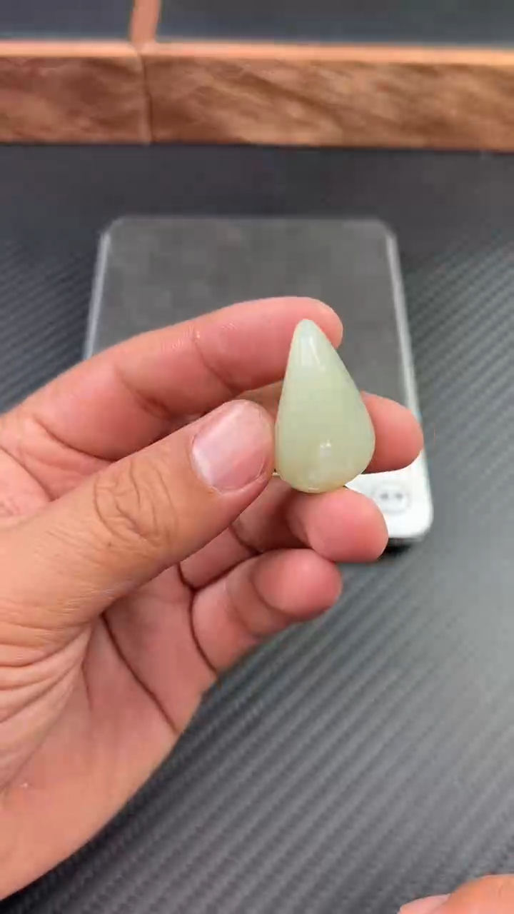 【闪购商品】和田玉吊坠(赠链)未镶嵌且末微色差迪克兰一细