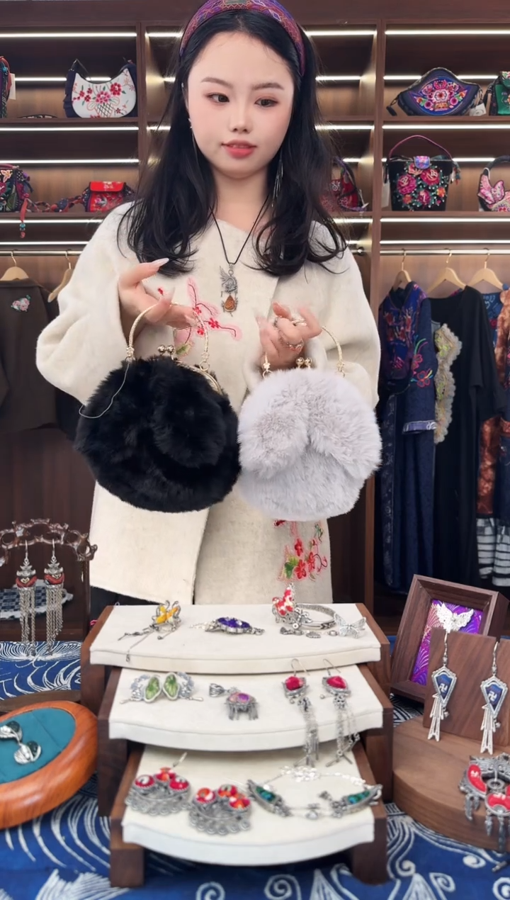 织绣L48黔东南苗族刺绣  其中一个