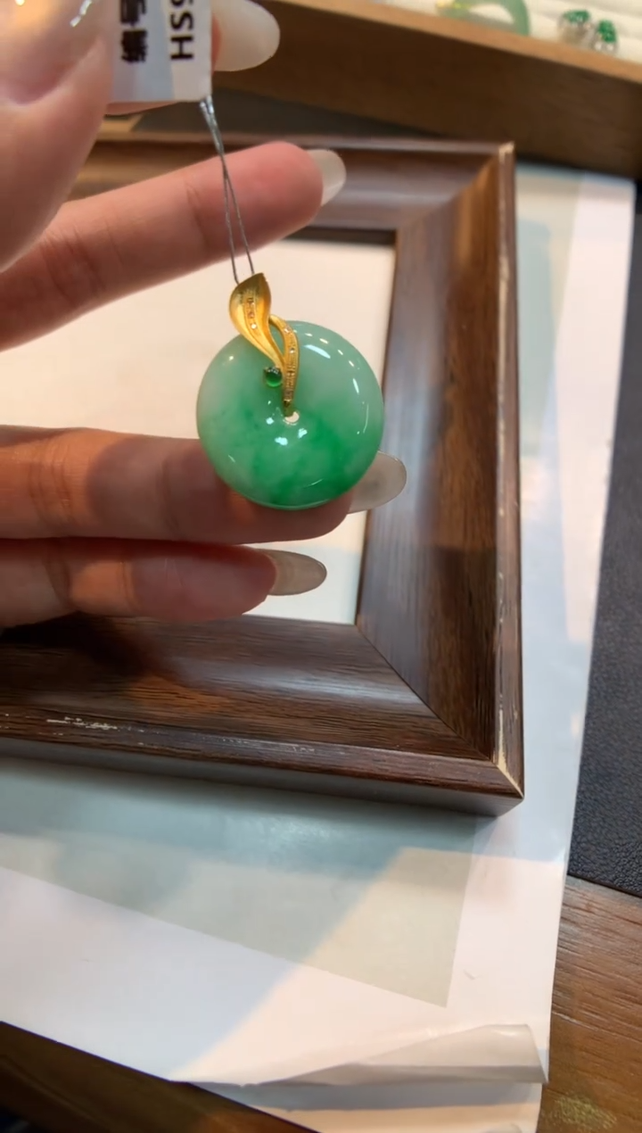 翡翠18K金镶嵌颈饰平安扣