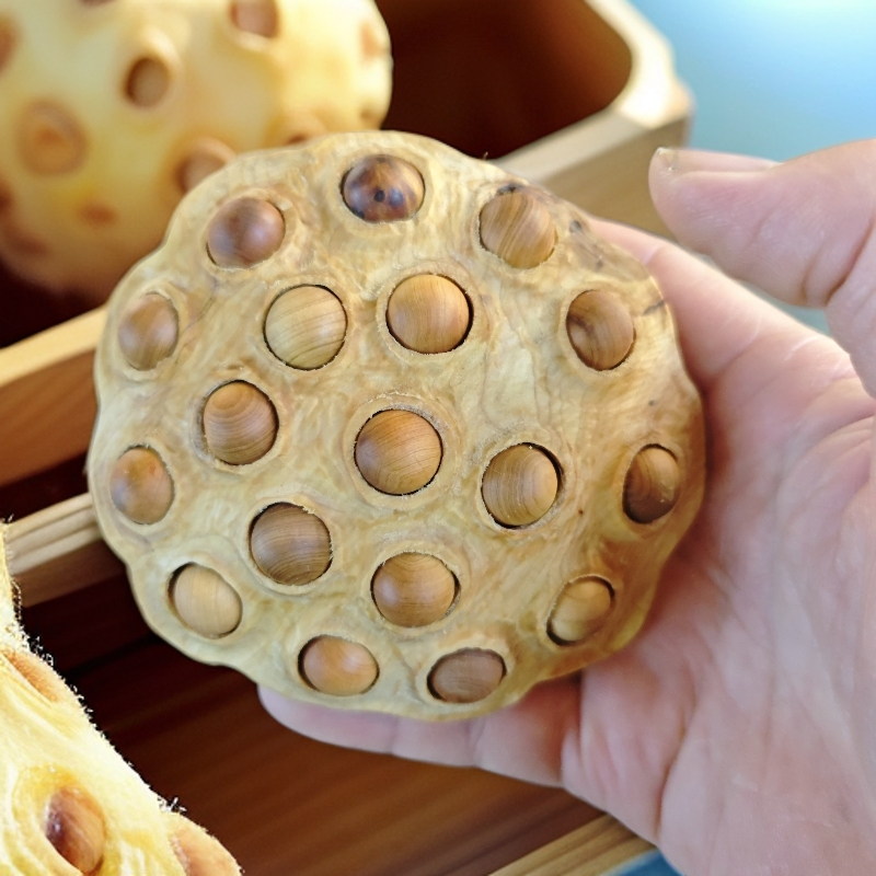 崖柏莲蓬纯手工制作，香味浓郁，珠子会动。寓意好事连连。