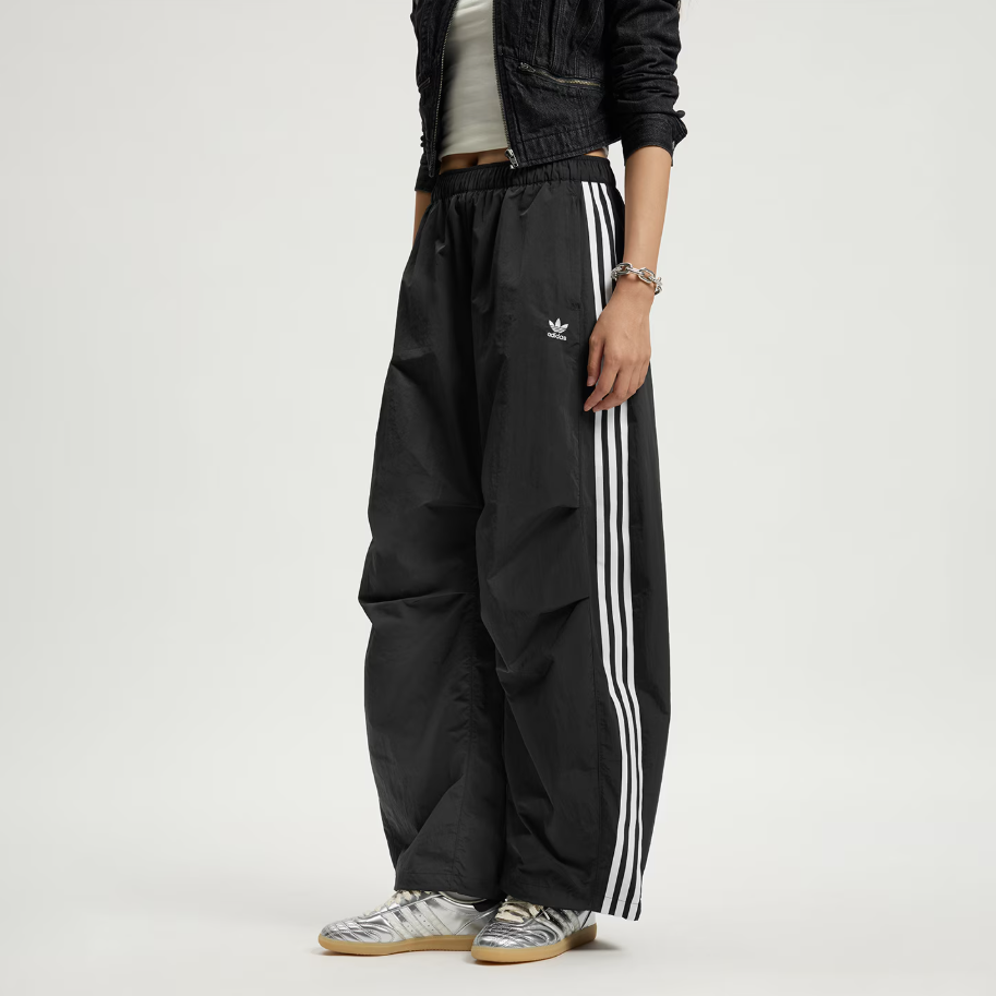 阿迪达斯 新款条纹款速干女子宽松运动裤梭织弯刀裤KS3324