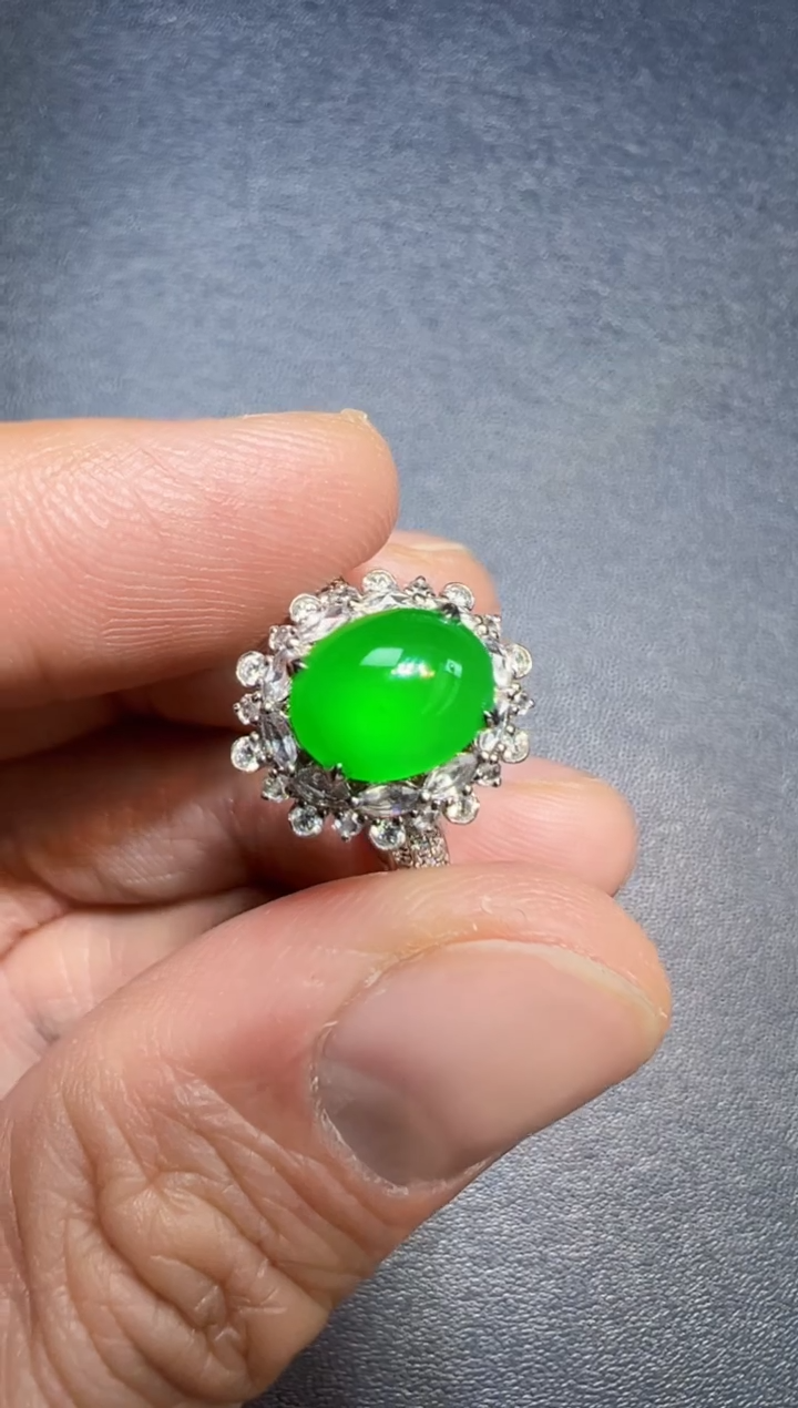 【闪购商品】翡翠戒指18K金镶嵌阳绿蛋面戒指
