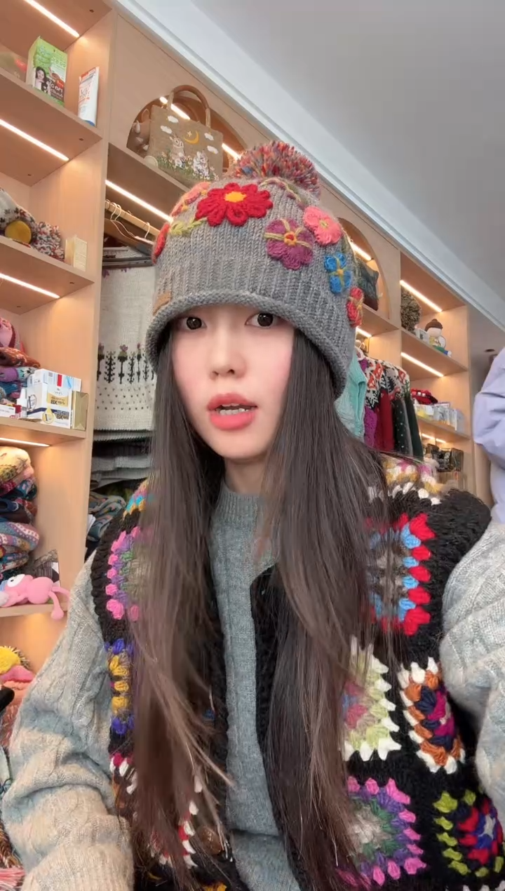 羊毛灰色立体花帽 