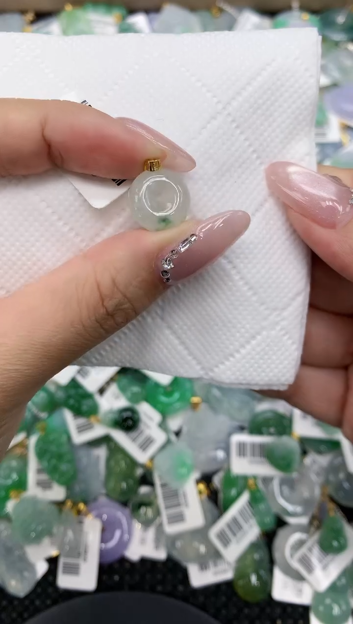 颈饰18K金镶嵌翡翠a货百元一下同包裹多件发出的只收取一单运费