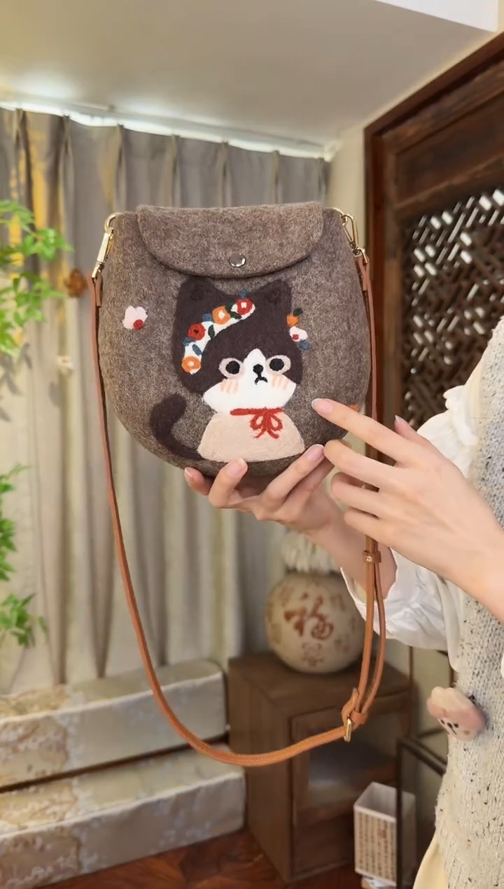 羊毛非遗羊毛毡包 蛋蛋包花环猫咪