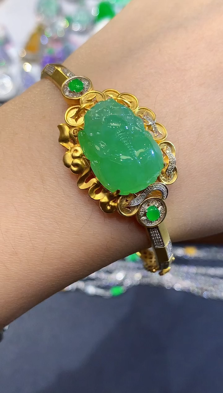 18K金镶嵌手镯翡翠多样性发其一