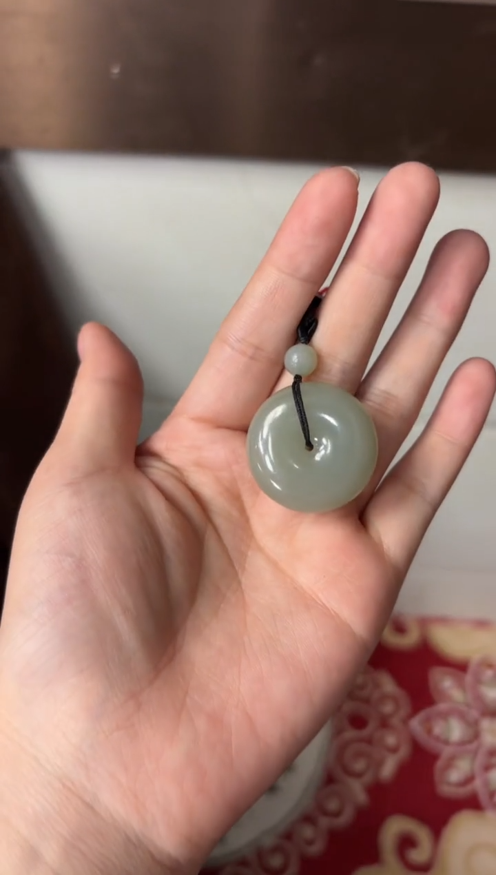 【闪购商品】和田玉吊坠(赠链)未镶嵌且末微色差近矿吊坠