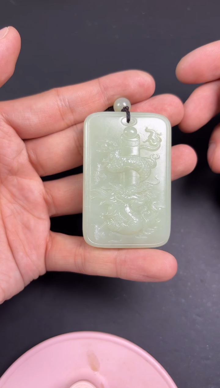 【闪购商品】和田玉吊坠(赠链)未镶嵌且末微色差迪克兰吊坠