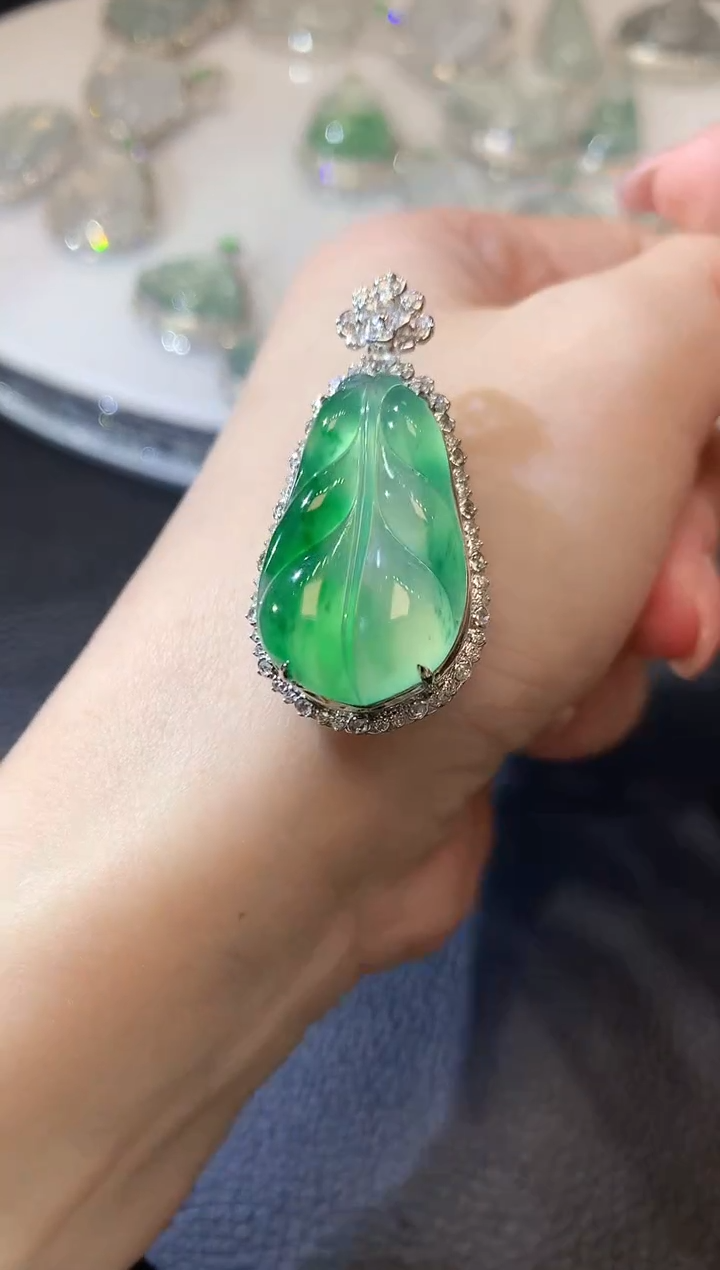 【闪购商品】翡翠吊坠(不含链)18K金镶嵌A90 