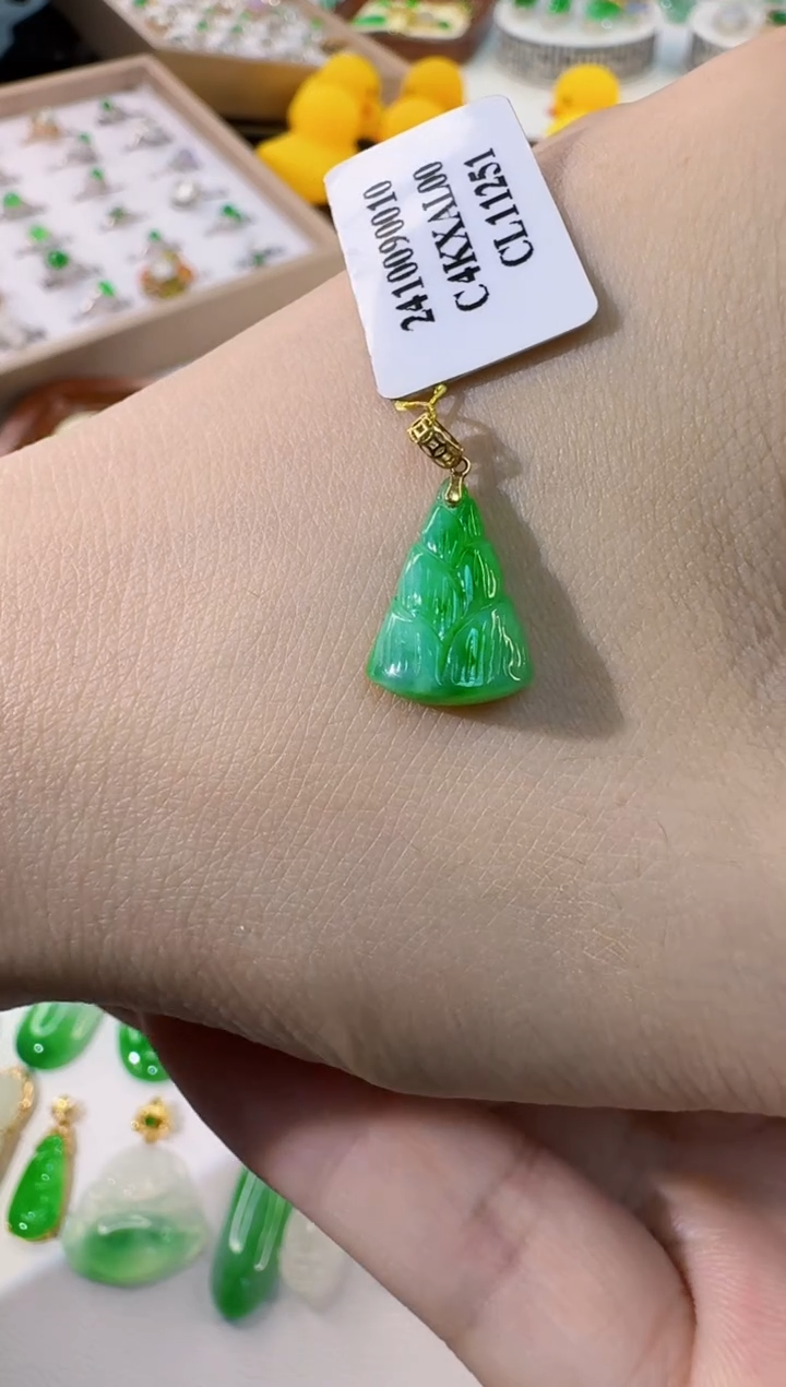 颈饰18K金镶嵌翡翠缅甸A货翡翠